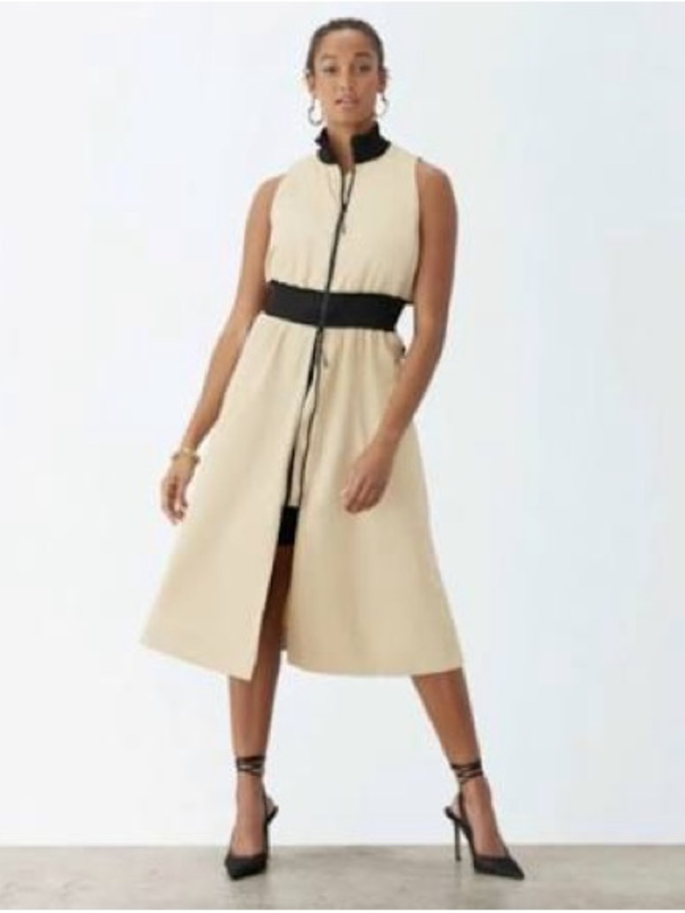 GSTQ Tan Sleeveless with Two-Way Zip-Front Dress with Black Waistband